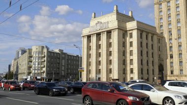 MOSCOW, RUSSIA - 27 Temmuz 2019: Dışişleri Bakanlığı 'nın ana binası Stalinist tarzda inşa edilen yedi gökdelenden biridir.