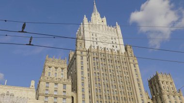 MOSCOW, RUSSIA - 27 Temmuz 2019: Dışişleri Bakanlığı 'nın ana binası Stalinist tarzda inşa edilen yedi gökdelenden biridir.