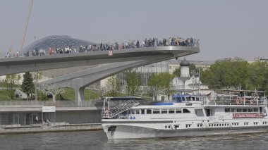 Moskova - Jule 25: Moskova'da yüzen köprü Zaryadye Park Parçası Jule üzerinde gökyüzüne karşı 25, 2019 Moskova, Rusya.