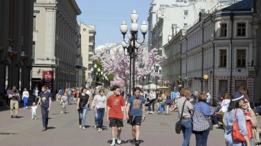 Moskova - Jule 27: Jule'da Old Arbat Caddesi boyunca yürüyen insanlar 27, 2019 Moskova, Rusya.