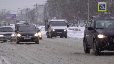 Moskova - 10 Ocak 2018 'de Moskova, Rusya' da kar yağışı sırasında trafik.