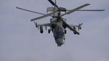 ZHUKOVSKY, RUSSIA - SEPTEMBER 01, 2019: Kamov Ka-52 Timsah saldırı helikopteri MAKS-2019, Rusya.