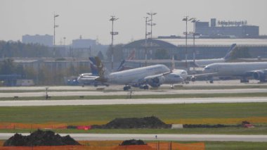 MOSCOW, RUSSIA, 12 Mayıs 2018: Cham Şirketi kanatlı yolcu uçağı Sheremetyevo, Rusya havaalanına iniyor..