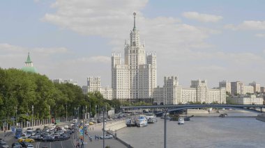 Kotelnicheskaya dolgu üzerinde Stalin dönemi kule binası gökdelen.