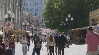 Moskova - Jule 27: Jule'da Old Arbat Caddesi boyunca yürüyen insanlar 27, 2019 Moskova, Rusya.