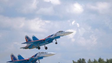 Moskova Rusya Zhukovsky Havaalanı 31 Ağustos 2019: Uluslararası havacılık salonu MAKS-2019 Su-35 uçakları ile Rus Aerobatik Takımı.