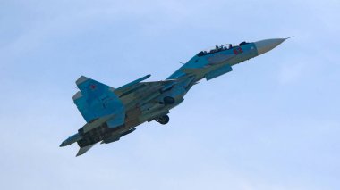 Moskova Rusya Zhukovsky Havaalanı 31 Ağustos 2019: Uluslararası havacılık salonu MAKS-2019 'un akrobatik Su-30 gösteri uçuşu.