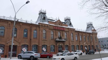 BARNAUL - 19 ARALIK, Rusya 'nın Barnaul kentinde XX Cenyon Dönem Başlama Mimarisi Kırmızı Anıtı.