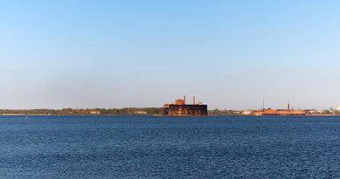 Kronstadt 'ın güney kıyısı yakınlarındaki Alexander Kalesi' nin zaman aşımı..