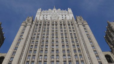 Moskova, Rusya - Jule 27 2019: Dışişleri Bakanlığı'nın ana binası, Stalinist tarzda inşa edilmiş ünlü yedi gökdelenden biridir, 27 Temmuz 2019'da Moskova' da, Russi'de
