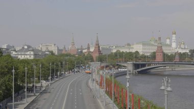 Güneşli yaz günü Moskova Nehri Körfezi Kremlin.