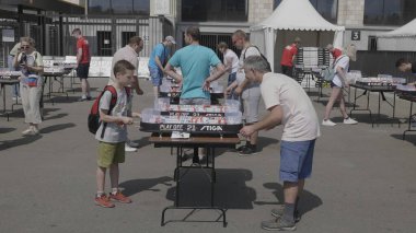 MOSCOW - 27 JULE: Masa buz hokeyi oynayan kişi, 27 Temmuz 2019 tarihinde Moskova, Rusya 'da karşı ağda puck vuruyor.