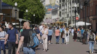 Moskova - Jule 27: Jule'da Old Arbat Caddesi boyunca yürüyen insanlar 27, 2019 Moskova, Rusya.