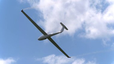 MOSCOW REJON, CHERNOE HAVA 22 Mayıs 2021: moto planör AC4-115 Gökyüzü Havacılık Festivali, teori ve uygulama.