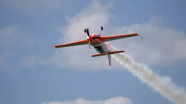 モスクワ地方 チェルノエ飛行場22 5月2021 飛行機エクストラEa 300空の航空祭 理論と実践 — ストック写真