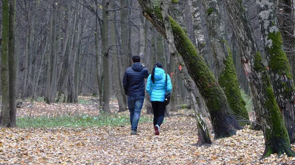 Romantiska Unga Vackra Par Hösten Promenad — Stockfoto