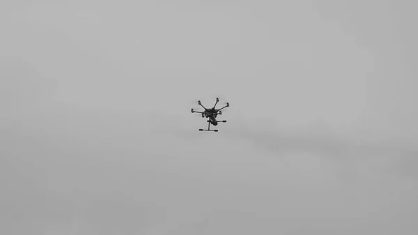 Fliegender Hubschrauber Drohne Auf Weißem Wolkenhintergrund — Stockfoto