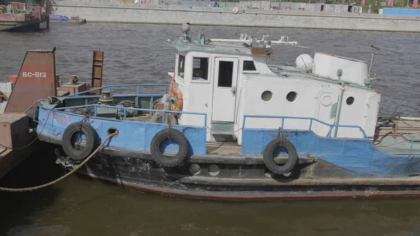 Moscow Russia Juni 2019 Gammal Bogserbåt Drar Ner Pråm Ett — Stockfoto