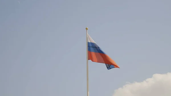 Bandera Rusa Asta Bandera Ondeando Viento Contra Cielo Azul Con — Foto de Stock