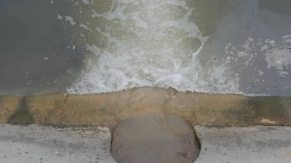 Industrial Pipe Discharging Liquid Waste Clean River — Stock Photo, Image