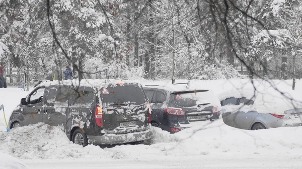 モスクワ 2018年1月10日 車はロシアのモスクワで2018年1月10日に雪の降水量に立ち往生 — ストック写真