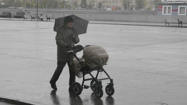 Moscow Junho Meninas Andando Sob Guarda Chuva Parque Longo Orla — Fotografia de Stock