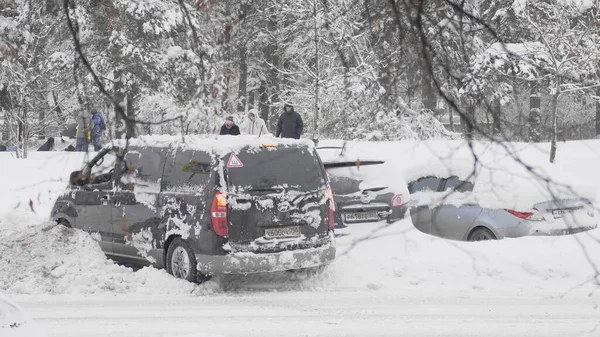 モスクワ 2018年1月10日 車はロシアのモスクワで2018年1月10日に雪の降水量に立ち往生 — ストック写真
