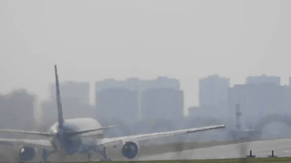 Moscow Russia Junho 2019 Decolagem Avião Passageiros Uma Pista Aeroporto — Fotografia de Stock