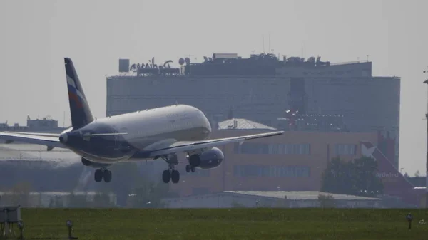 Moscow Russia Junho 2019 Decolagem Avião Passageiros Uma Pista Aeroporto — Fotografia de Stock