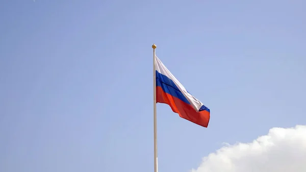 Bandera Rusa Asta Bandera Ondeando Viento Contra Cielo Azul Con — Foto de Stock