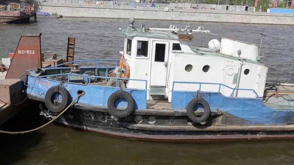 Moscú Rusia Junio 2019 Viejo Remolcador Empuja Una Barcaza Por —  Fotos de Stock