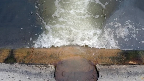공업용 파이프는 강에서 폐기물을 배출한다 — 스톡 사진