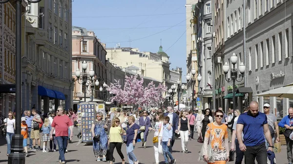 モスクワ Jule ジュール27 2019年にモスクワのオールド アルバート通りに沿って人々を歩く ロシア — ストック写真