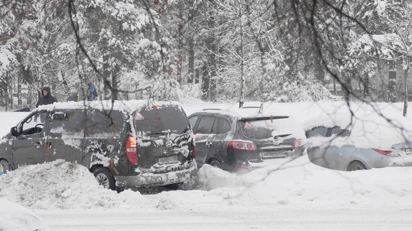 モスクワ 2018年1月10日 車はロシアのモスクワで2018年1月10日に雪の降水量に立ち往生 — ストック写真