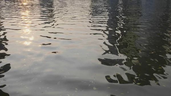 曇りの天気で荒れ狂う嵐の間の海 — ストック写真