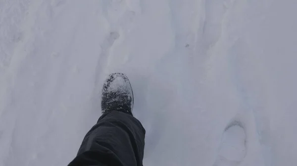 Top Kilátás Egy Ember Sétál Hóban Télen — Stock Fotó