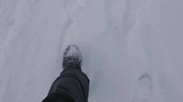 Blick Von Oben Auf Einen Mann Der Winter Schnee Spaziert — Stockfoto