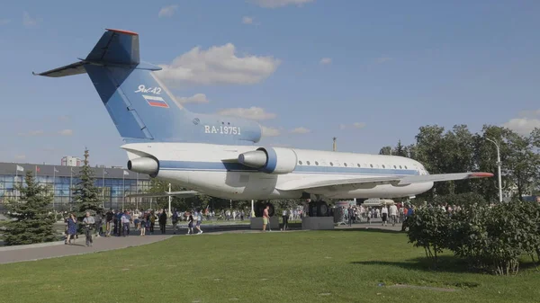 Moscow Russia April 2019 Vliegtuig Yak Vdnch Wandelende Moskovieten Toeristen — Stockfoto