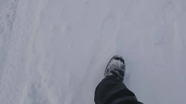 Top Uitzicht Een Man Wandelen Sneeuw Winter — Stockfoto