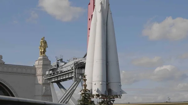 モスクワ ロシア エイプリル23 2019 Vdnchのパビリオン スペース でのブースターロケット ヴォストク ウォーキング ムスコビットと観光客 — ストック写真