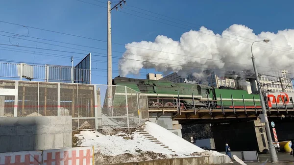 10月14日 2019年10月14日 旧蒸汽机车在俄罗斯莫斯科通过铁路运行并产生烟雾 — 图库照片