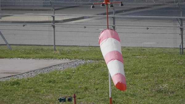 Windsock Deshilachado Viento Moderado Contra Cielo Azul —  Fotos de Stock