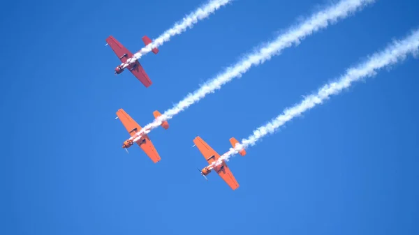 モスクワロシアZhukovsky飛行場31 8月2019 エアロビクス航空機のパフォーマンスYak 52国際航空宇宙サロンMaks 2019 — ストック写真