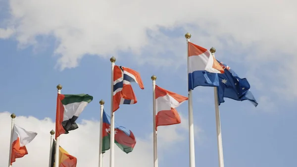 Varias Banderas Nacionales Con Bandera Bajo Cielo Azul — Foto de Stock