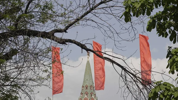 Красные Флаги Развевающиеся Ветру Против Голубого Неба — стоковое фото