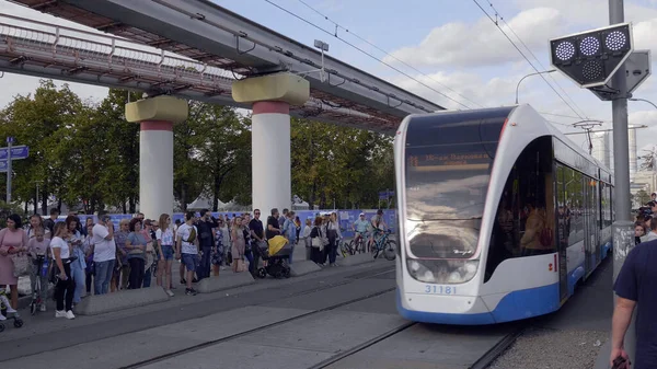 モスクワ 7月27日 ロシアのモスクワで2019年7月27日にVdnkh モスクワ によるモスクワ交通トラムモノレール — ストック写真