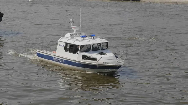 モスクワ 5月7日 ロシアのボート警察 ロシアのモスクワで5月7日にモスクワ川に浮かぶ — ストック写真