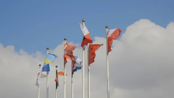 Varios Países Con Banderas Nacionales Bajo Cielo Azul — Foto de Stock