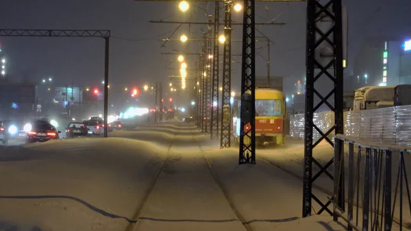 Зимняя Ночь Уходящим Вдаль Трамваем — стоковое фото