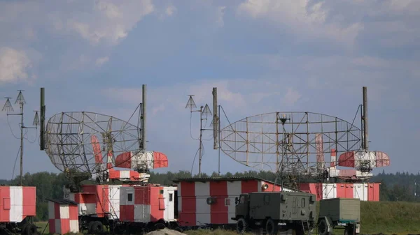 Repülőtéri Lokátorok Forognak Hogy Ellenőrizzék Légi Járművek Mozgását Égen — Stock Fotó